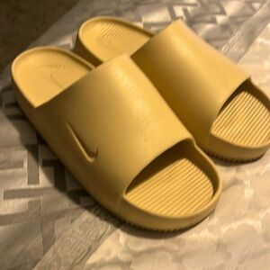 Women Nike calm slides size 9 cream color